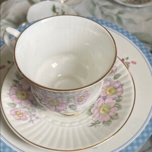 White Dogwood (Brushed Gold Grim
by ROYAL ALBERT